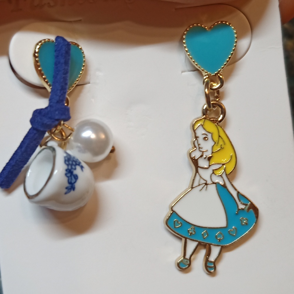 Alice in wonderland blue heart teacup earrings